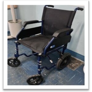01ROTMEDF - SEDIA A ROTELLE TESSUTO NERO  STR BLU