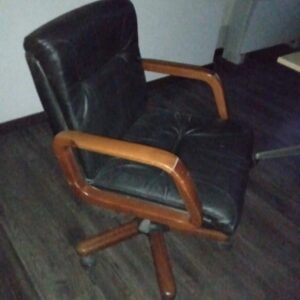 31SEDF - SEDIA UFF PELLE NERA '80 BRACCIOLI STR LEGNO DIRIGEN
