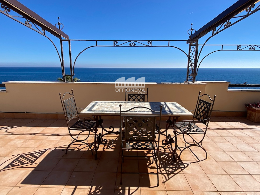 V4110 - VILLA SUL MARE - AURELIA